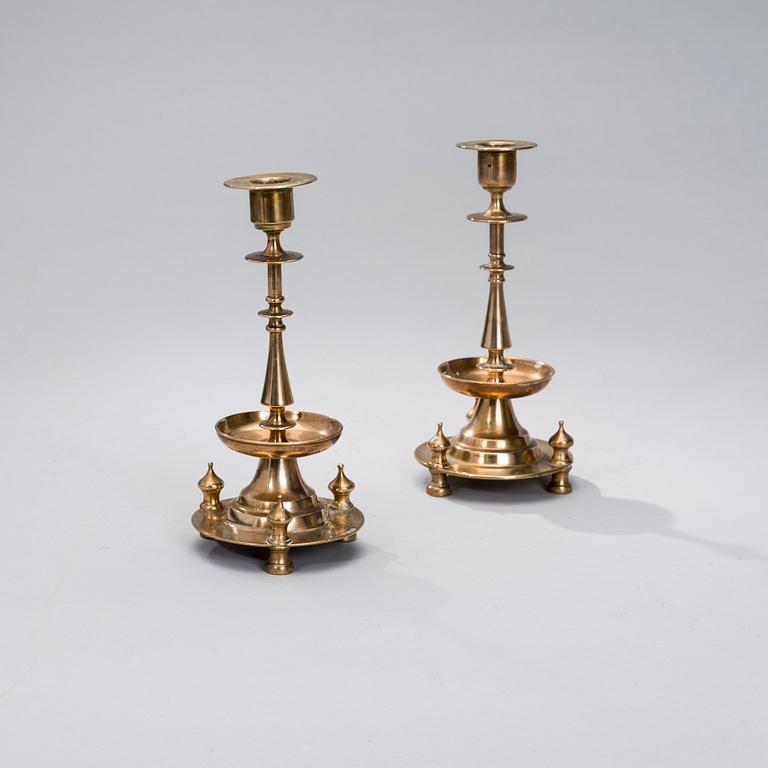 LJUSSTAKAR, 2 st snarlika, mässing, Judin (юдцнъ), Ryssland 1800-talets slut.