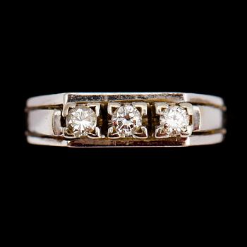 RING, 18 k vitguld, med 3 briljanter tot 0.24 ct enligt gravyr. Tot vikt ca 4 g.