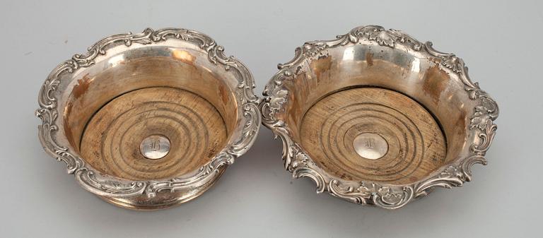 VINCOASTERS, 2 st, försilvrad koppar samt trä, 1800-tal.