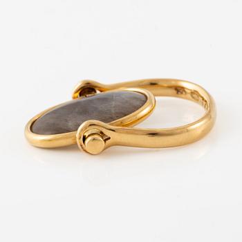 Vivianna Torun Bülow-Hübe, ring, 18K guld med labradorit och pärlemor, för Georg Jensen.