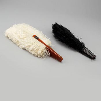 SOLFJÄDRAR, två stycken, struts och sköldpaddsskal. Tidigt 1900-tal.