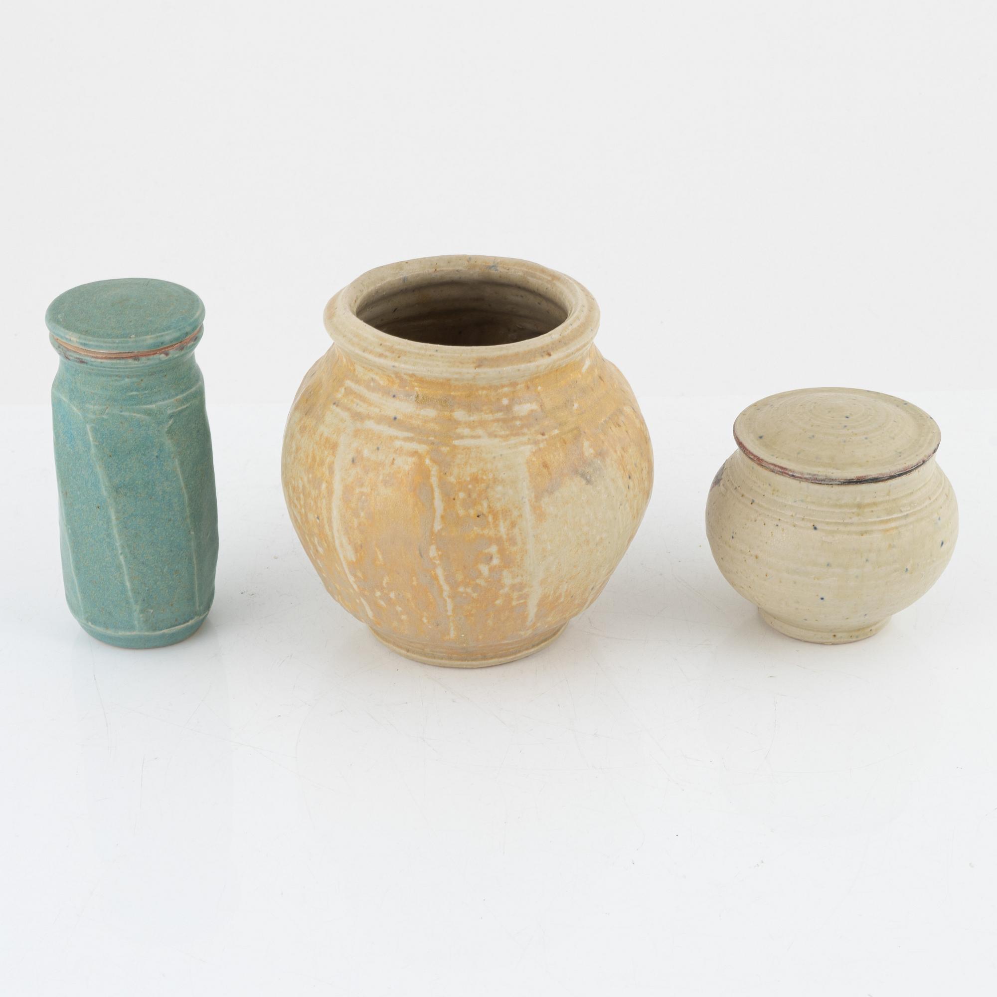 Kerstin Danielsson, vas och urnor med lock, 2 st, egen verkstad, Örby.