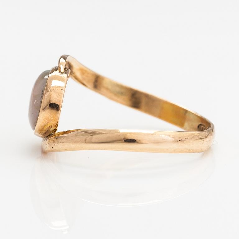 A 14K gold ring with an opal. Lagercrantz Jewellery, Tammisaari 2012.