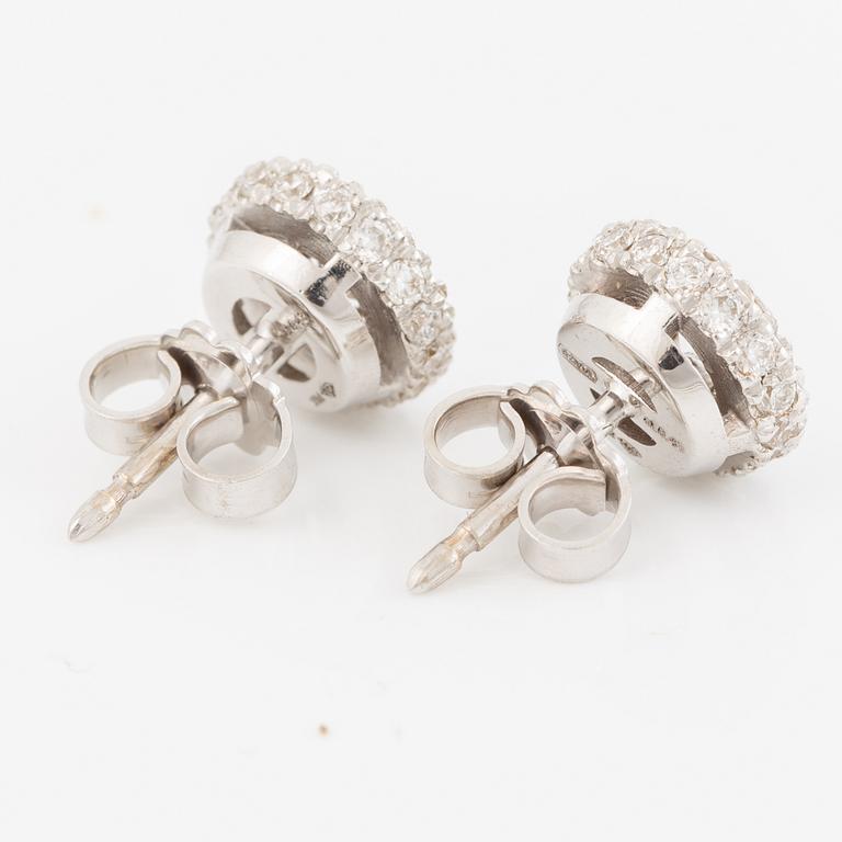 Örhängen med briljantslipade diamanter, totalt 0,86 ct.