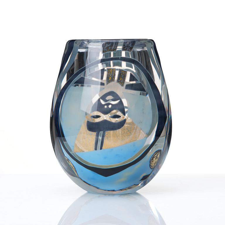 Hanne Dreutler, 'Il Capitano', a 'guldgraal' glass vase, Studio Åhus, Sweden  nr 122, ed 1/20, 1989.