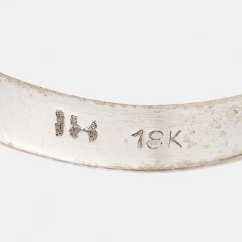 Ring 18 vitguld med en cabochonslipad smaragd och rosenslipade diamanter.