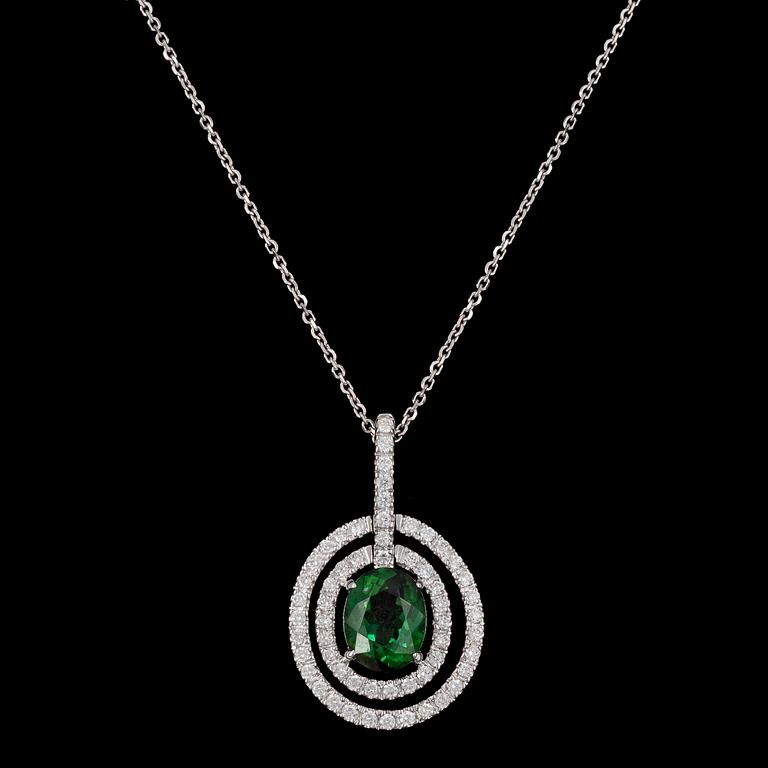 HÄNGSMYCKE, oval fasettslipad grön turmalin med briljantslipade diamanter, tot. 0.53 ct.