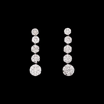 913. A pair of brilliant cut diamond earrings, tot. 2.86 cts.