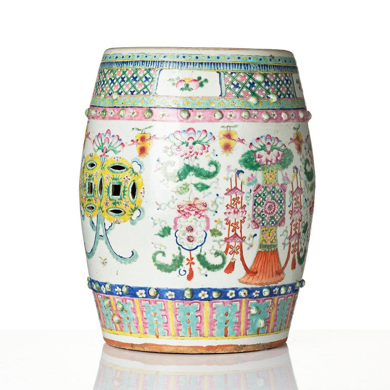 A famille rose garden seat, Qing dynasty, 19th century.