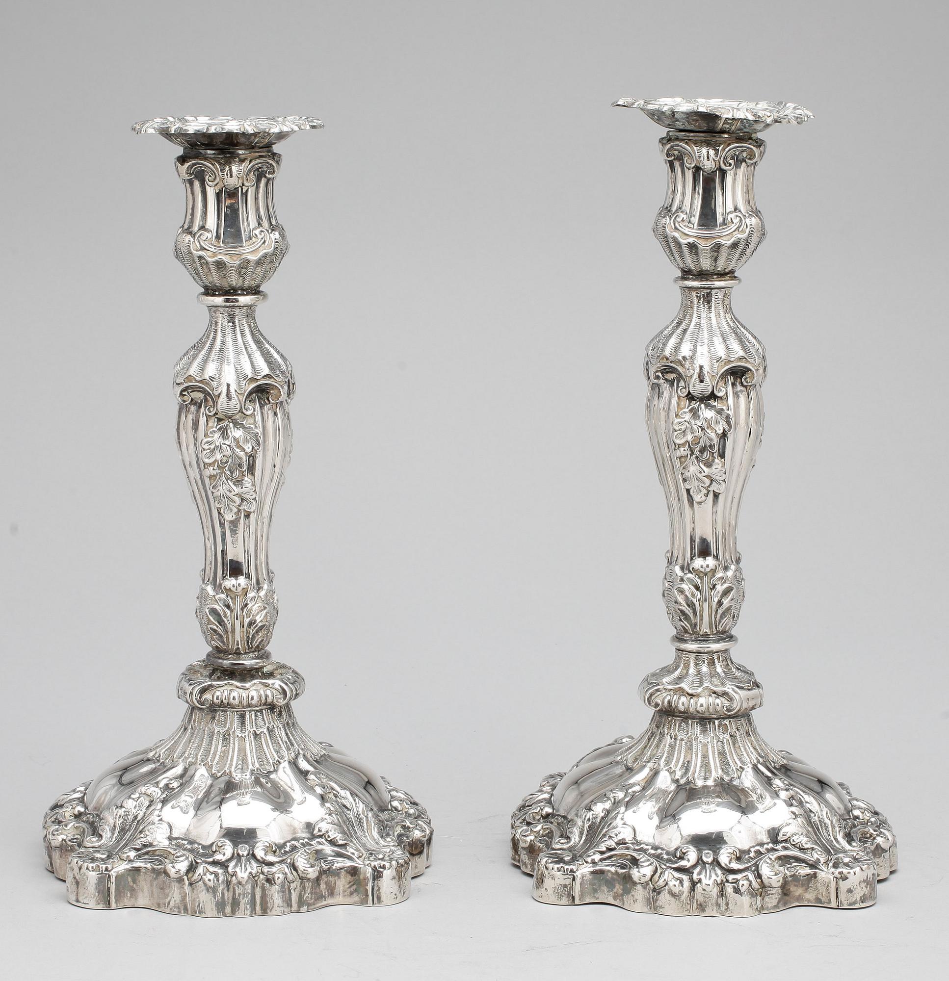 LJUSSTAKAR, ett par, silver, nyrokoko. Gustaf Möllenborg, Stockholm, 1845.
