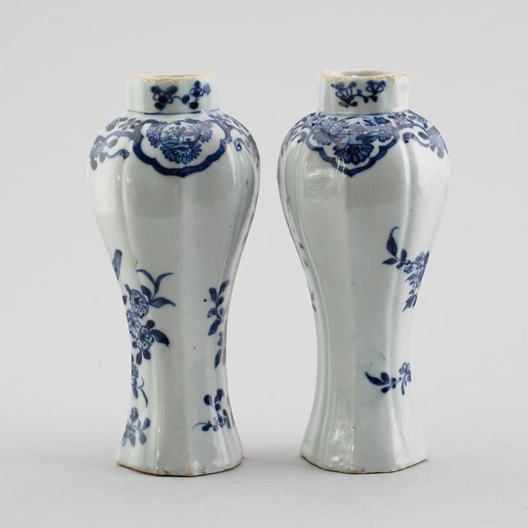 VASER, 1 par, porslin, Kina, Qianlong 1736-1795.