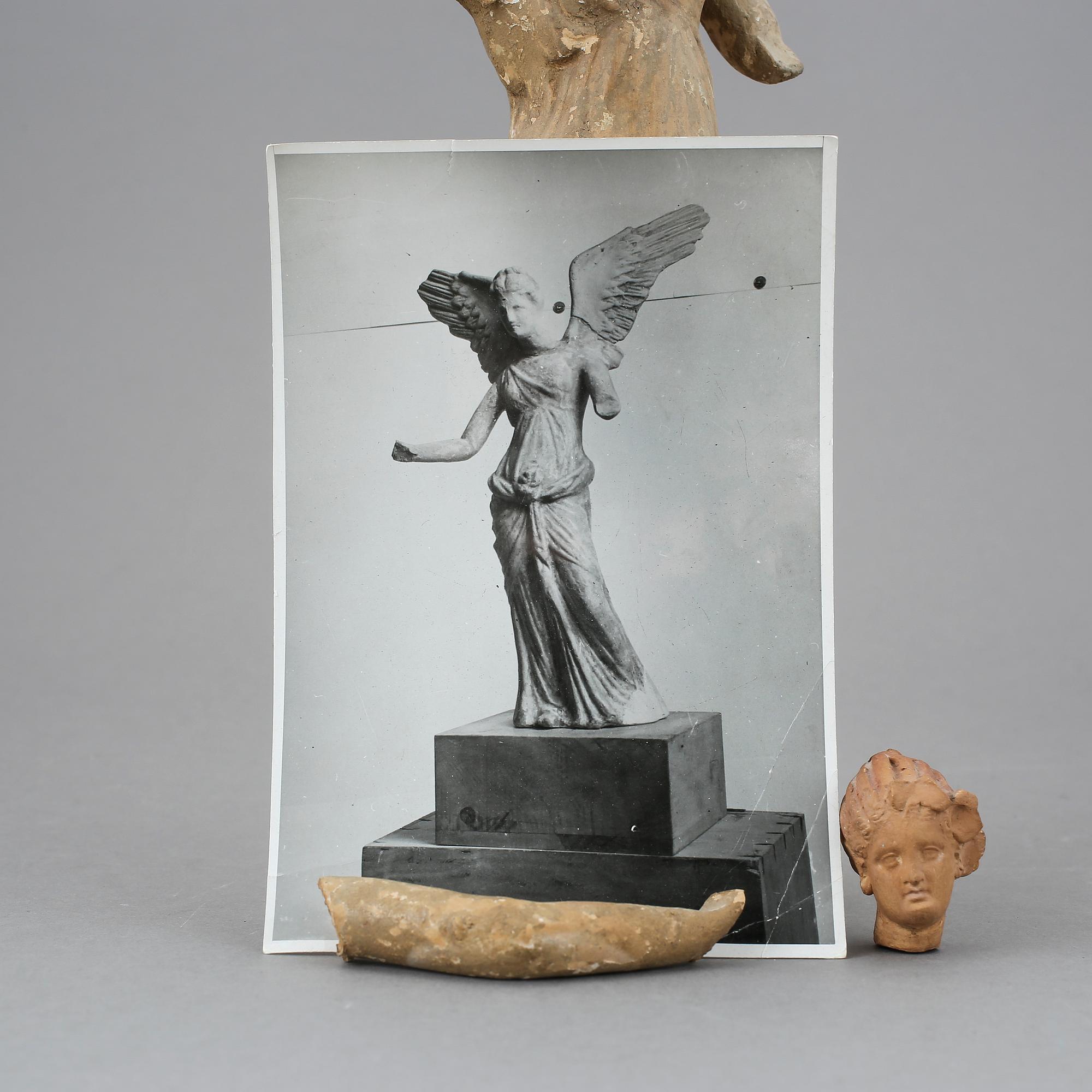 SKULPTUR, en sk Tanagrafigur, terrakotta. Italien, troligen 300 f Kr.