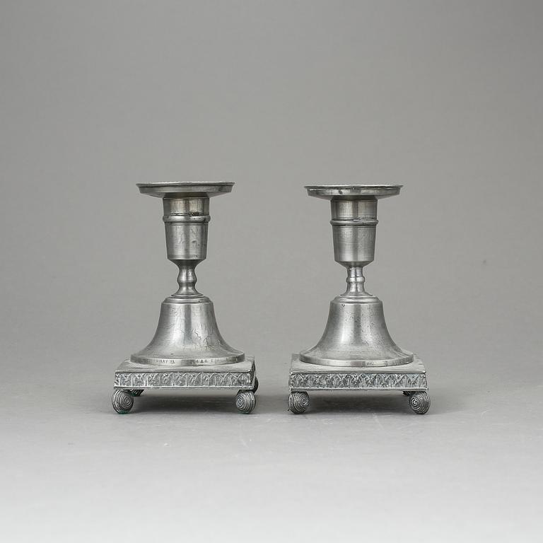 LJUSSTAKAR, ett par, sengustaviansk stil, tenn, Santesson, Stockholm, 1800/1900-tal.
