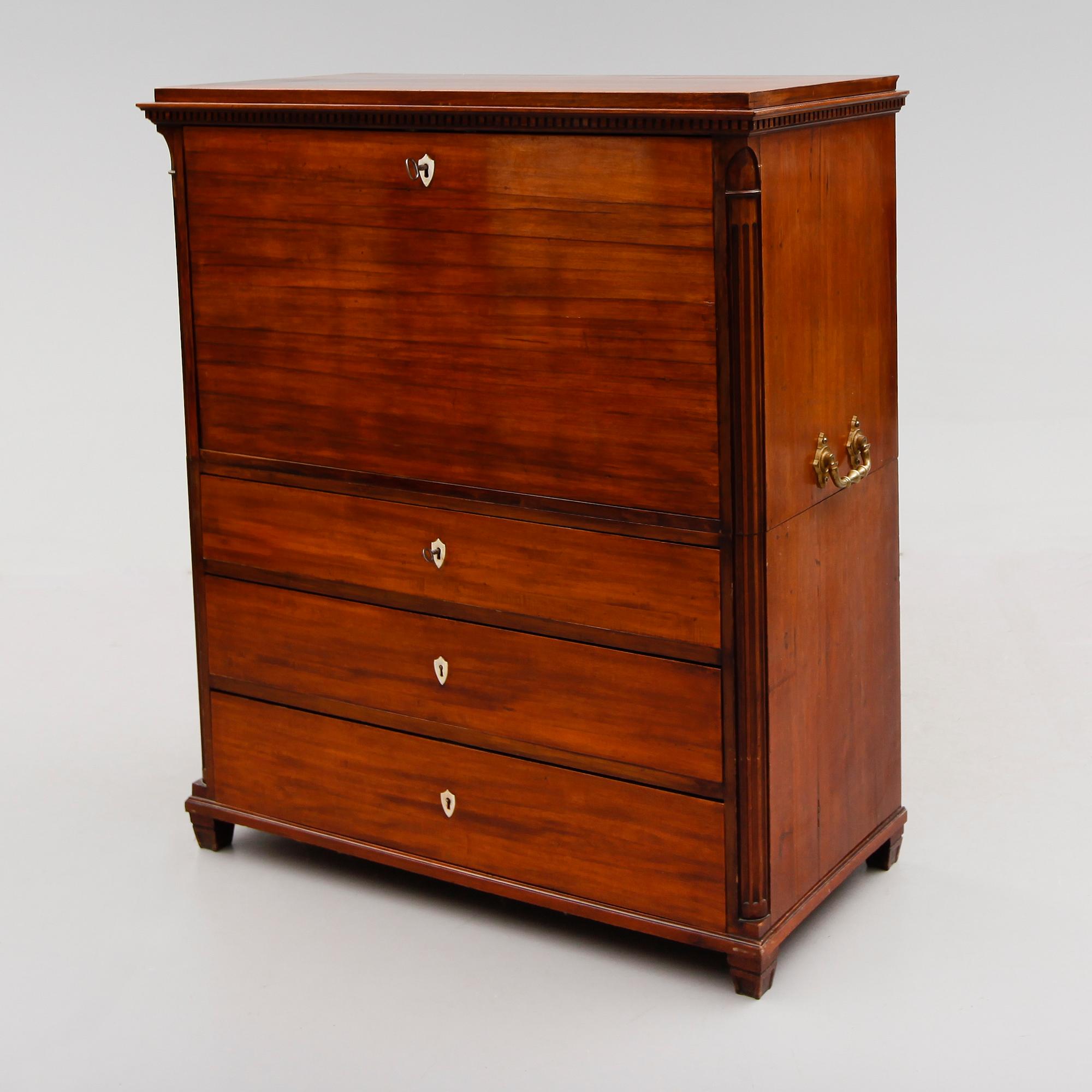 CHIFFONJÉ, sengustaviansk, 1800-talets början.