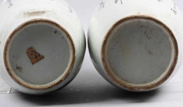 GOLVVASER, porslin, 2 st. Kina, 1900-talets första hälft.