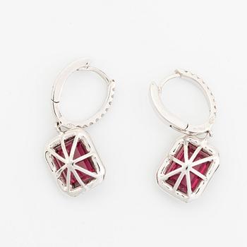 Örhängen med turmaliner och briljantslipade diamanter.