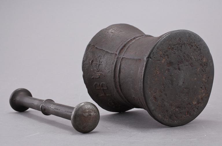 MORTEL MED STÖT, järn, daterad 1762.