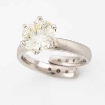 A ring in platinum with a round brilliant-cut diamond 4.10 cts according to the engraving.