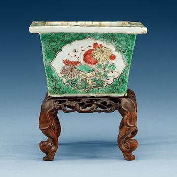 1445. YTTERFODER, porslin. Qing dynastin, Kangxi (1662-1722).