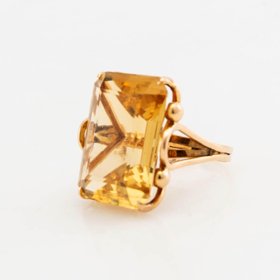 Ring 18K gold with step-cut citrine.