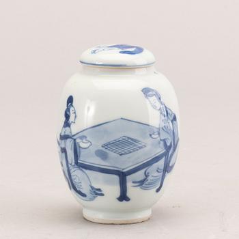 A blue and white tea caddy with cover, Qing dynasty, Kangxi (1662-1722).