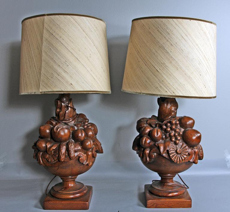 BORDSSLAMPOR, ett par, trä, troligen Spanien.