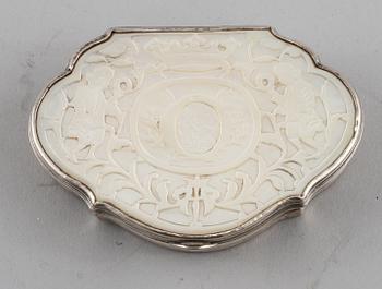 DOSA, silver samt pärlemor, 1800-tal.