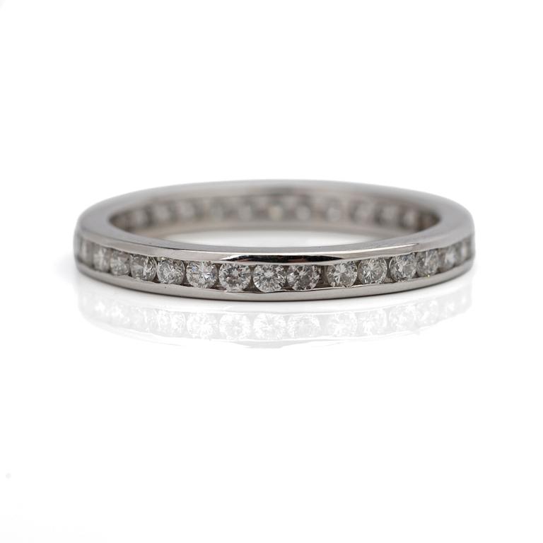 Wedding band, 18K white gold with brilliant-cut diamonds.
