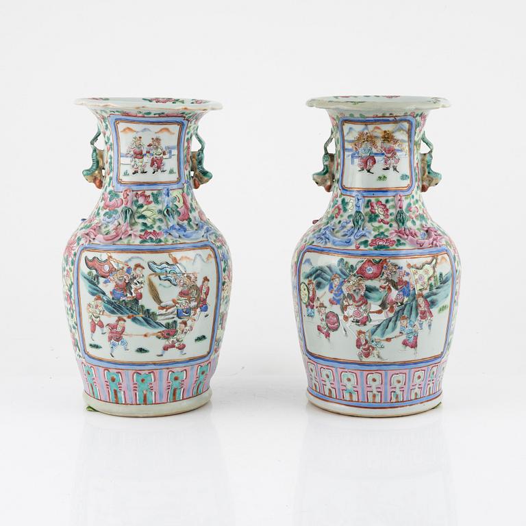 Vaser, ett par, porslin, Kina, omkring år 1900.