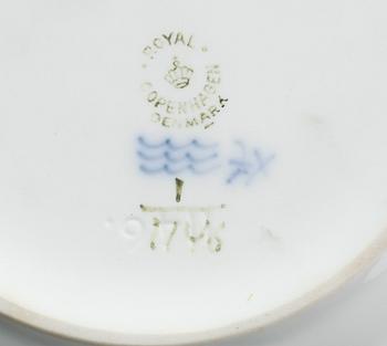 MATSERVIS, 57 delar, porslin, "Musselmalet", Royal Copenhagen.