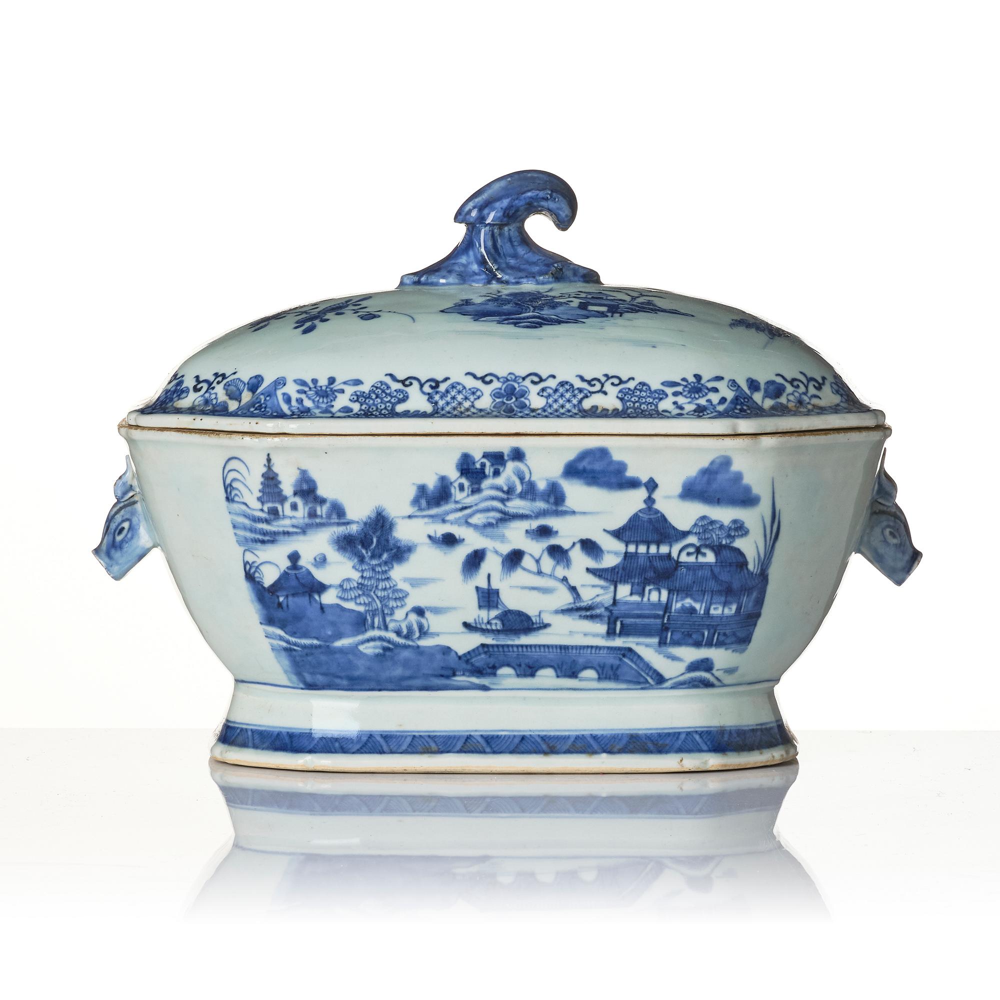 A Chinese blue and white porcelain service, 16 pieces, Qing dynasty, Qianlong (1736-95).