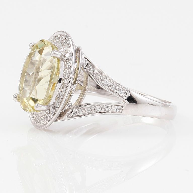 RING, 18K vitguld, diamanter tot ca 0.20 ct. och gul kvarts.