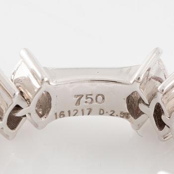 Ring in 18K white gold set with navette-cut diamonds.