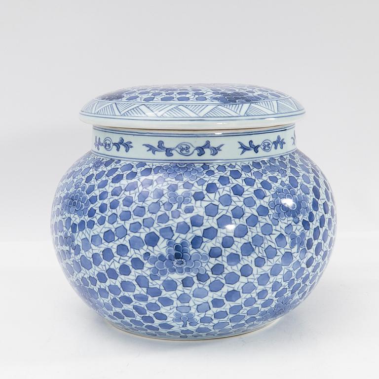 Urn with lid, China, 20th century.