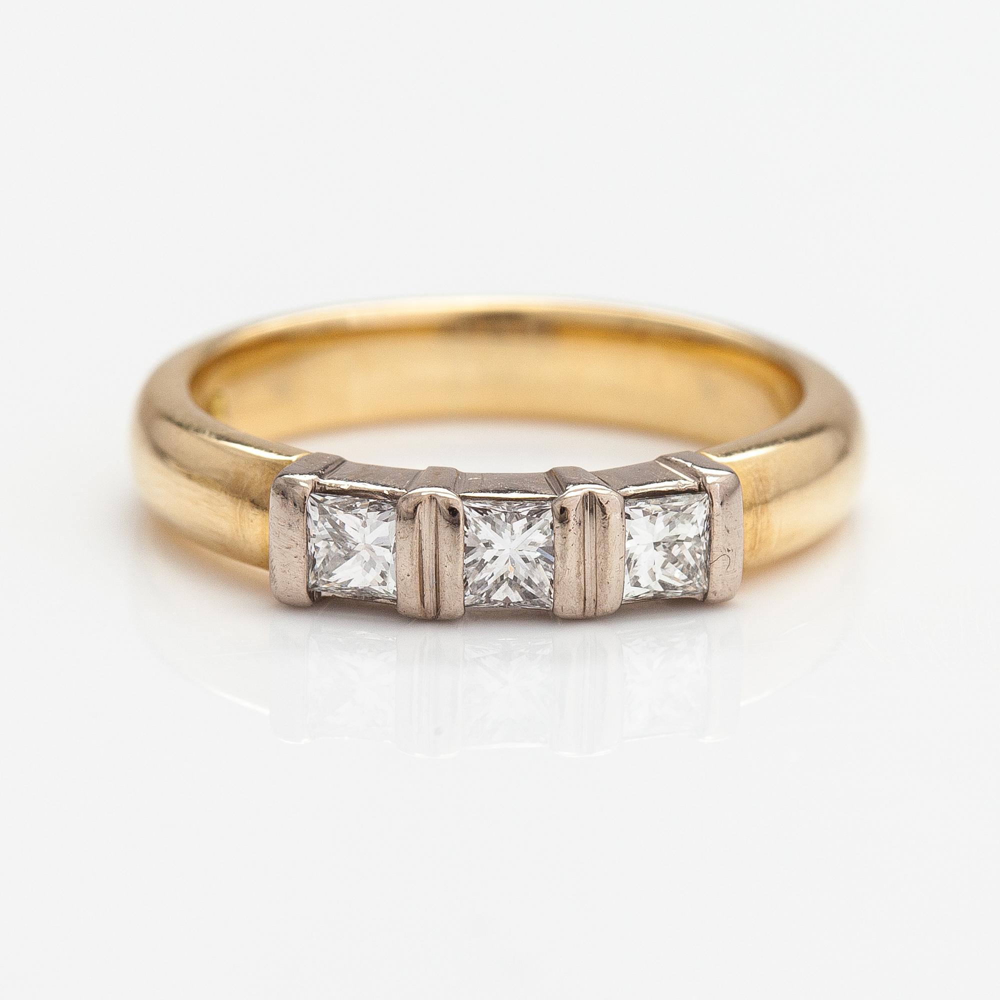 Sormus, 18K kultaa, princesshiottuja timantteja n. 0.39 ct yht. Kultakeskus, Tampere 2007.