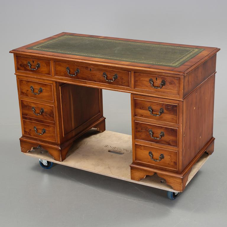SKRIVBORD, engelsk stil, 1900-talets andra hälft.