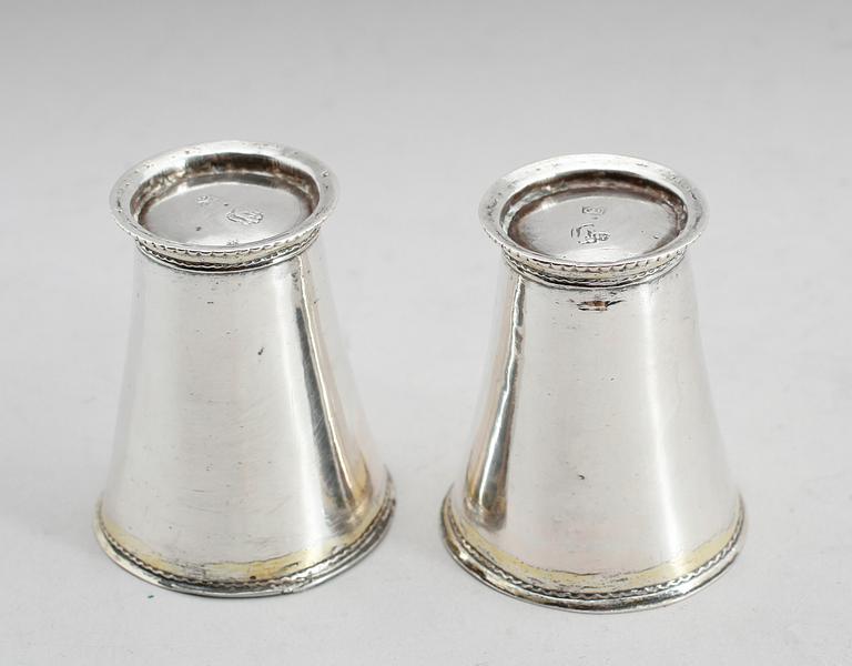BÄGARE, 1 par, silver, Lars Castman, Vimmerby 1739-1784. Vikt ca 56 gram.