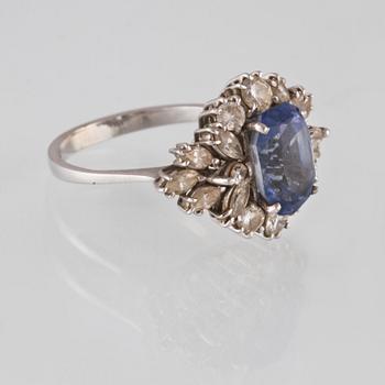 RING, 18K vitguld med blå safir samt navette och briljantslipade diamanter. Vikt 5,7 gram.