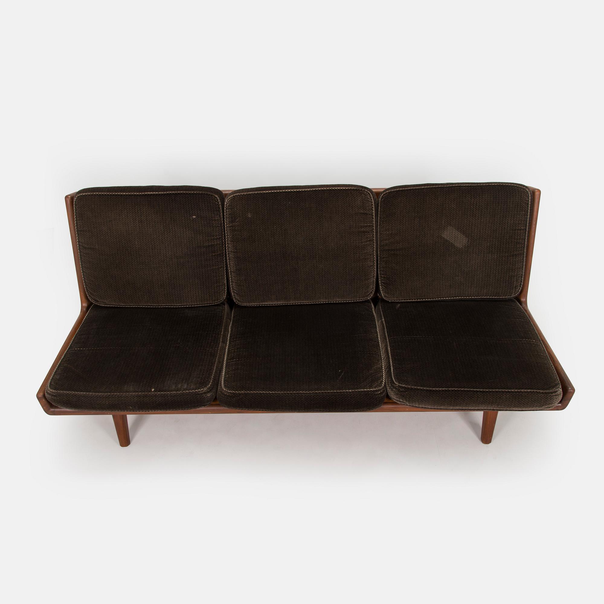 Carl Gustaf Hiort af Ornäs, sohva, "Studio", Puunveisto Oy - Träsnideri Ab 1900-luvun puoliväli.