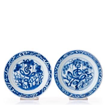 1024. A pair of blue and white dishes, Transition, Tianqi/Chongzhen, 17th Century.