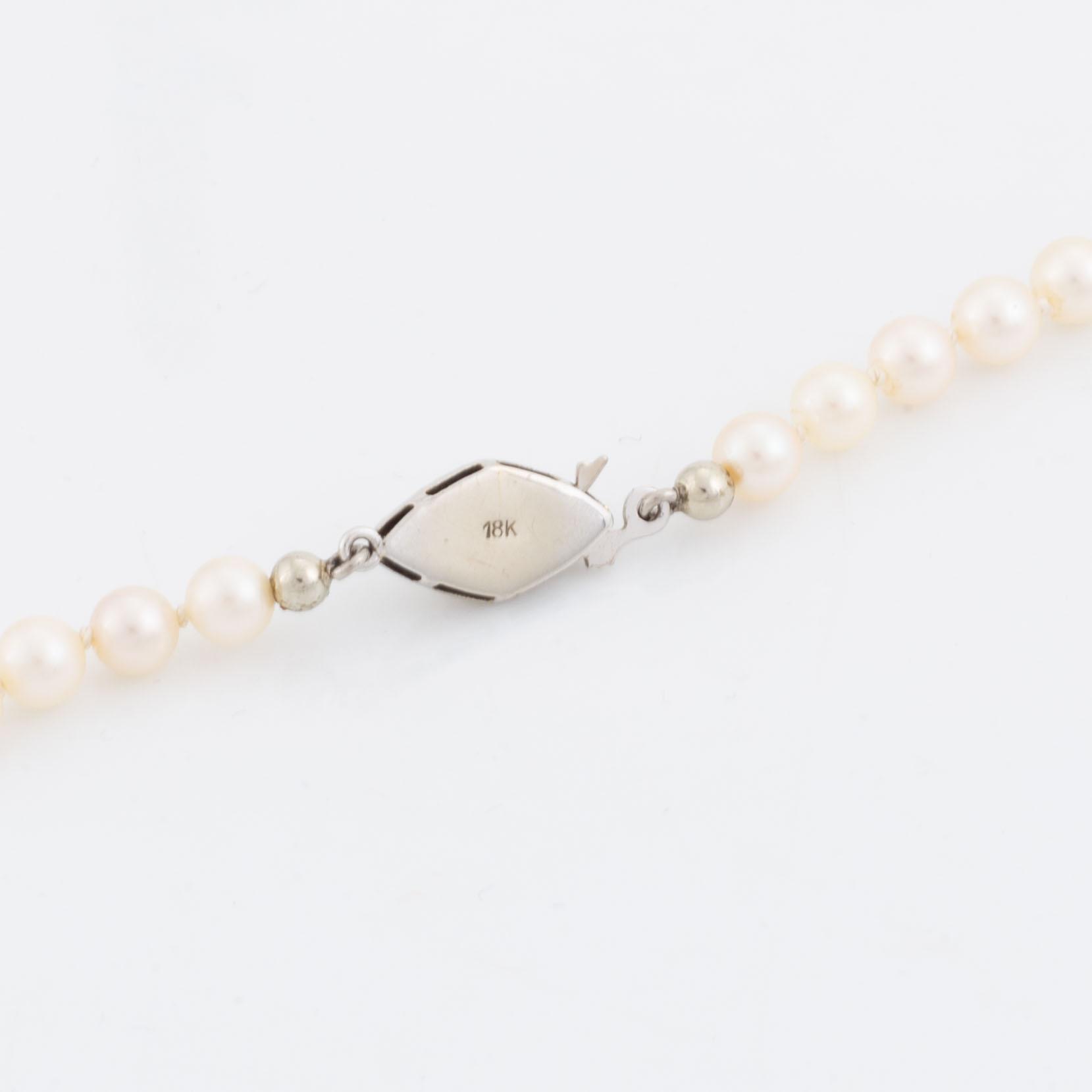 Cultured pearl necklace, clasp 18K white gold.