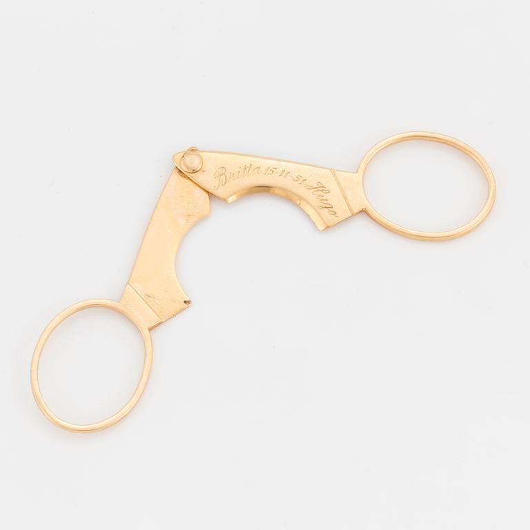 An 18K gold cigar-cutter.