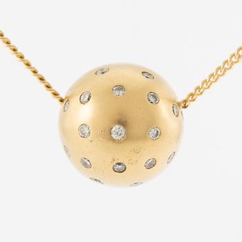 Collier 18K guld med briljantslipade diamanter.