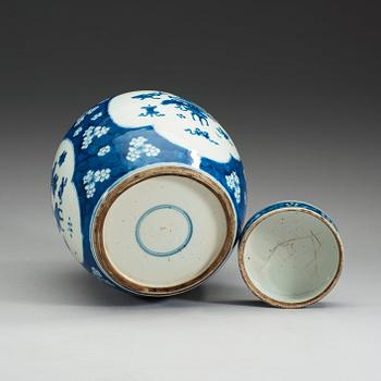 A blue and white jar with cover, Qing dynasty.