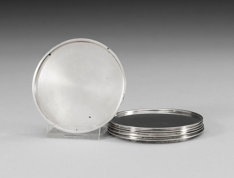 GLASUNDERLÄGG, sex stycken, sterlingsilver. Wiwen Nilsson, Lund 1948-53. 
Inskription.