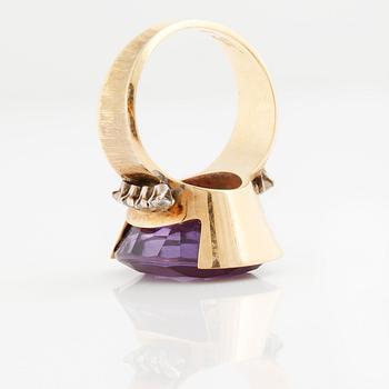 RING, med fasettslipad syntetisk lila safir och 8 fasettslipade vita stenar.