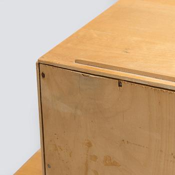 Aino Aalto, kaappi, malli 808 ja vitriini, malli 214 O.Y. Huonekalu- ja Rakennustyötehdas A.B. 1950-luvun alku.