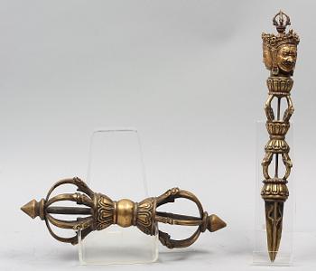 RELIGIÖSA FÖREMÅL, 2 st. Mässing. Tibet.