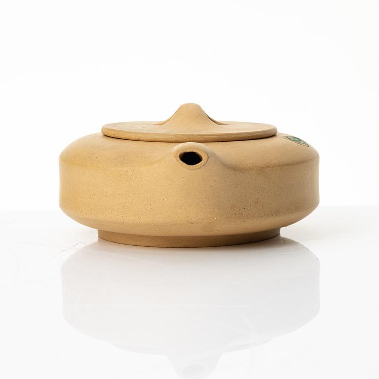 A set of a yellow yixing 'gongfu' teapot and four cups, China, 1980s.