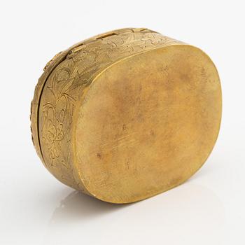 A gilded box with an 'endless knot' inlay, Qing dynasty, 19th century.